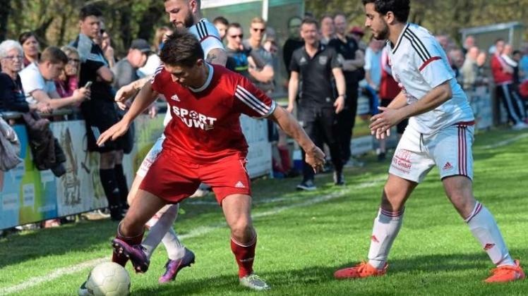 Wacher in der Zweikämpfen, treffsicherer vor dem Tor: Waldemar Kelm gewann mit dem VfL Stenum gegen den SV Brake mit 4:0 und steuerte einen Kopfballtreffer bei. Wacher in der Zweikämpfen, treffsicherer vor dem Tor: Waldemar Kelm gewann mit dem VfL Stenum gegen den SV Brake mit 4:0 und steuerte einen Kopfballtreffer bei.