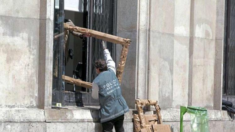 Nach dem spektakulären Kunstraub in Paris (2010) tragen Polizisten den Rahmen eines der gestohlenen Gemälde aus dem Musée d&apos;art moderne. 