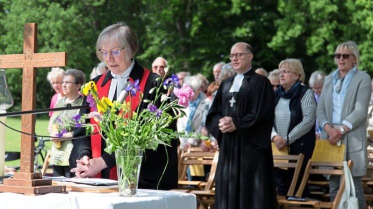 Andacht zum Geburtstag: Pfarrerin Ulrike Klank und Oberkirchenrat Detlev Mucks-Bücker (2. v. re.) begrüßten beim Fest rund 350 Besucherinnen und Besucher. 