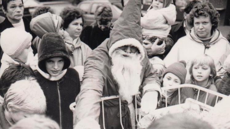 Unser Nostalgiebild zeigt den Besuch des Weihnachtsmannes auf dem Ganderkeseer Marktplatz im Dezember 1986. Archivfoto: Wehen