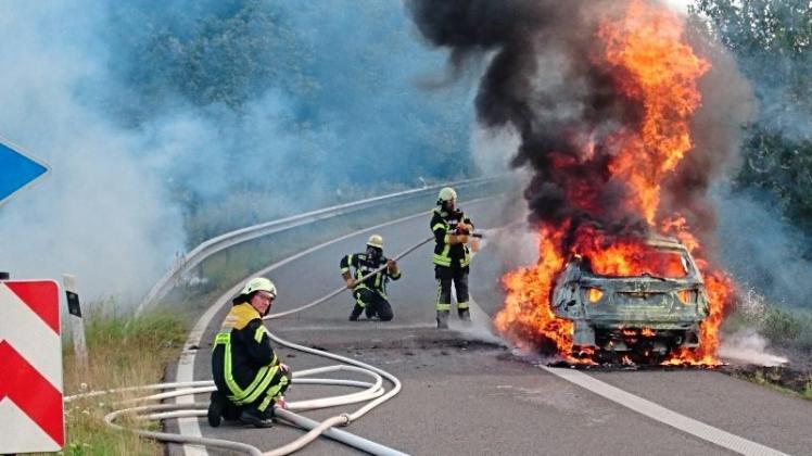 Auf der A29 ist am Montag ein Auto in Brand geraten und vollständig ausgebrannt. 