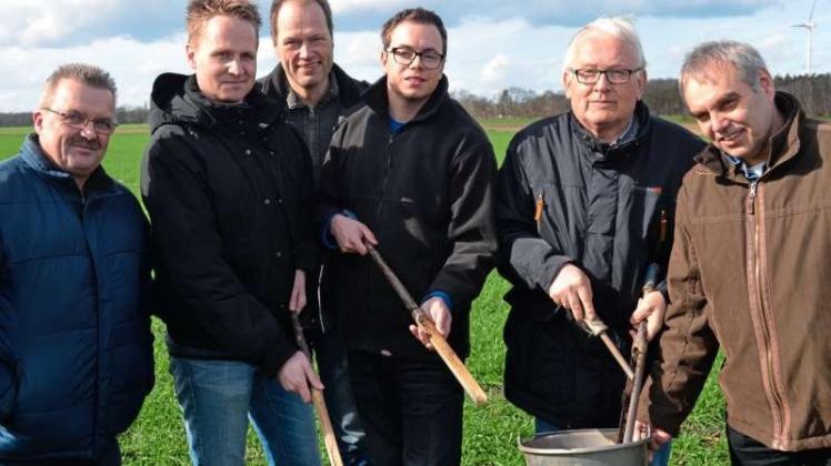 Bodenproben für ertragreichen, aber grundwasserschonenden Anbau: (von links) Holger Witte, Jürgen Rüdebusch, Tammo Luers, Markus Brakhahn, Jan Juister und Franz-Josef Dasenbrock. 