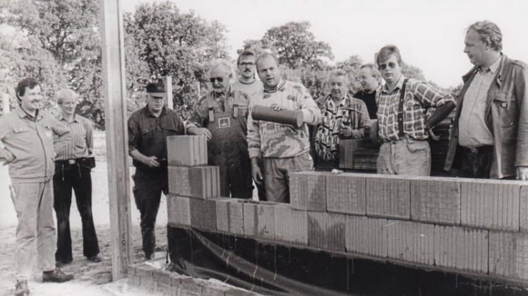 Unser Nostalgiebild zeigt Grundsteinlegung für den neuen Schießstand der Schönemoorer Schützen im September 1995. Archivfoto: Schilling