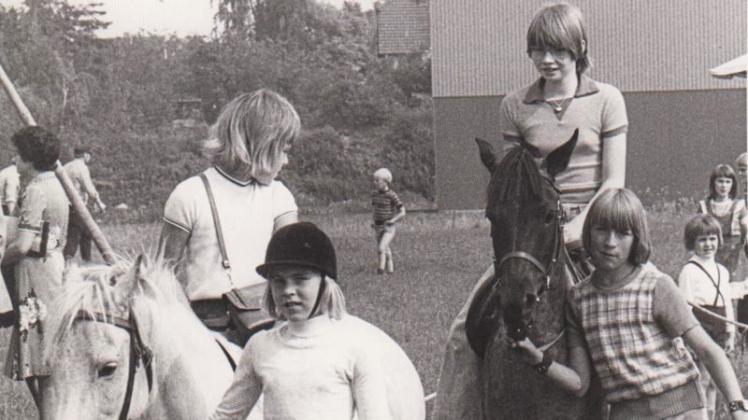 Unser Nostalgiebild zeigt das Ponyreiten beim Bergfest des Bookholzberger Orts- und Heimatvereins im August 1977. 