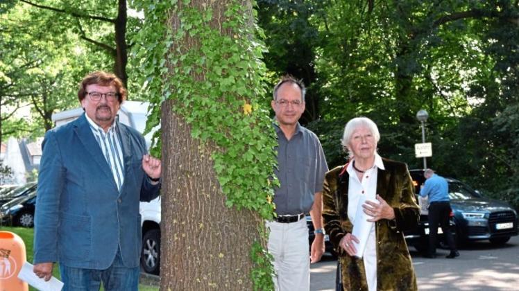 Bäume erhalten, den Hertie-Investor in die Pflicht nehmen: Axel Unger, Gregor Weigmann und Elke Glöckner positionieren sich gegen ein Parkdeck am Vorwerk. 