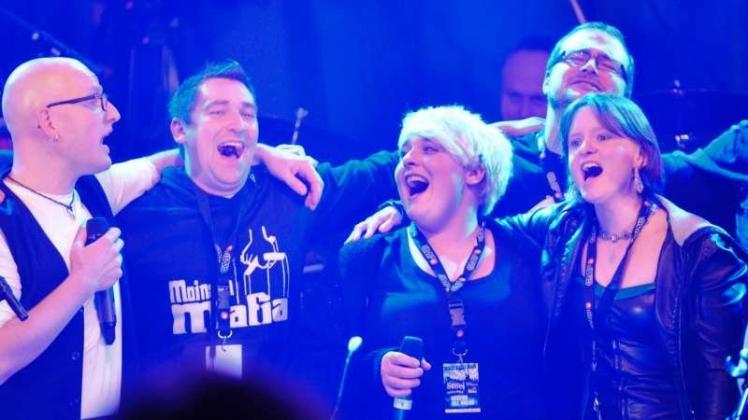 Gemeinsam mit ihren Bands standen zum Schluss von „Rock das Leben“ 2014 (von links) Michael Klaßen (Acoustic Steel), Hardy Kloßek (Moinsen Mafia), Frederike Keuters (Shit happens) und Sharon Peeters (United by Music) auf der Bühne der Lingener Wilhelmshöhe. Die Moinsen Mafia ist auch diesmal wieder mit dabei. 