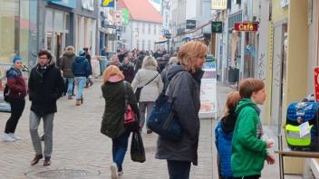 Prozente: Oldenburgs Einzelhandel – hier der Blick in die Achternstraße – hofft auf den Winterschlussverkauf. 
