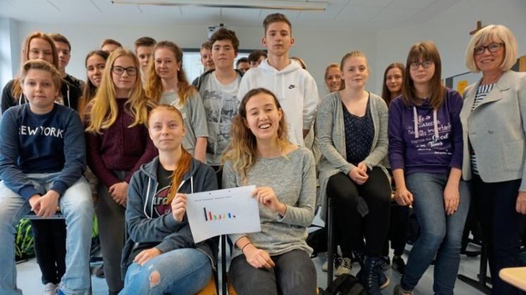 Mit ihrer Klassenlehrerin Petra Weckenbrock-Meyer (rechts) haben die Schüler das Wahlergebnis analysiert. 