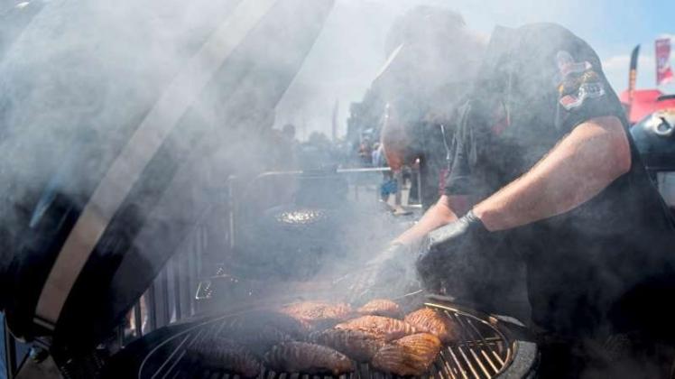 Beim Grillen ist der Mann noch ein Mann, oder?. Symbolfoto: Candy Welz/dpa Beim Grillen ist der Mann noch ein Mann, oder?. Symbolfoto: Candy Welz/dpa