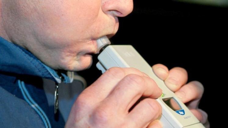 Bei einer Verkehrskontrolle haben Polizeibeamte in Wildeshausen am Donnerstagnachmittag einen stark alkoholisierten Mann aus dem Verkehr gezogen. Symbolfoto: Uli Deck/dpa Bei einer Verkehrskontrolle haben Polizeibeamte in Wildeshausen am Donnerstagnachmittag einen stark alkoholisierten Mann aus dem Verkehr gezogen. Symbolfoto: Uli Deck/dpa
