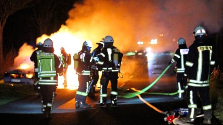 Beim Brand eines mit Gas betriebenen Autos am Donnerstagabend in der Gemeinde Dötlingen hat sich den Rettungskräften der Anblick eines Flammenmeeres geboten. 