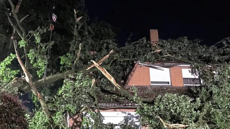Heftige Gewitterschäden im südlichen Landkreis Oldenburg: Auf einem Hof in Hanstedt wurde ein Haus von umgestürzten Bäumen schwer in Mitleidenschaft gezogen. 