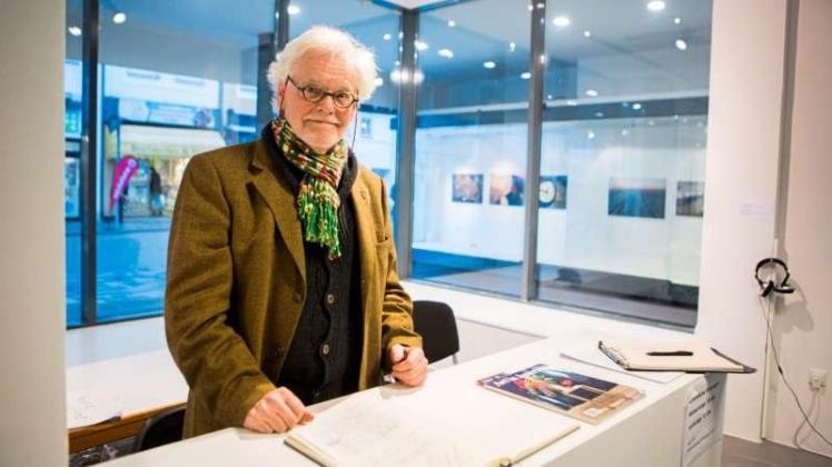 Teilt sein künstlerisches Wissen gerne mit den Ausstellungsbesuchern: Wilfried Bohne. 