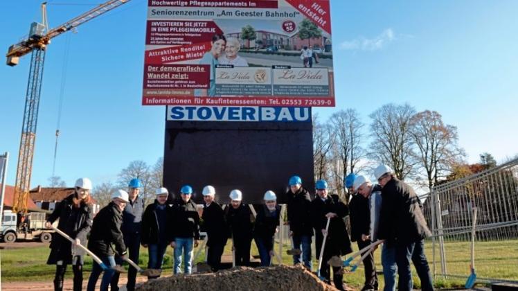 Während die Bauarbeiten bereits laufen, trafen sich die Projektverantwortlichen zum symbolischen ersten Spatenstich für das neue Seniorenzentrum in Geeste-Osterbrock. 