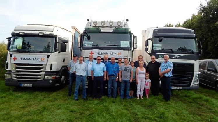 Aufbruchstimmung: Die Hilfsorganisation Helping Hands startet mit drei Lastwagen, beladen mit Hilfsgütern, ihren Weg in die Ukraine. 