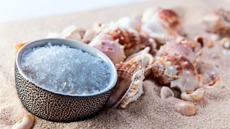 Abschmecken mit einer Prise Meersalz: Wer mit den Kristallen kocht, hat höchstwahrscheinlich auch Plastikpartikel auf dem Teller. 