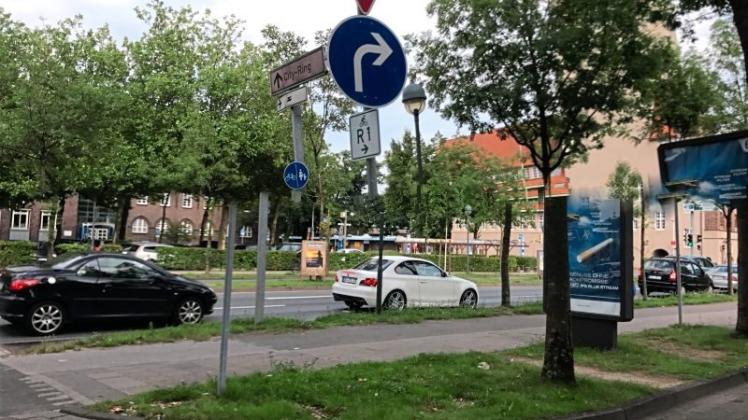 Autofahrer können in Delmenhorst jetzt direkt ohne „Ehrenschleife“ auf die Straße „Hans-Böckler-Platz“ abbiegen. Zuvor mussten sie eine nervige Ampel-Wartezeit in Höhe Wasserturm in Kauf nehmen. 