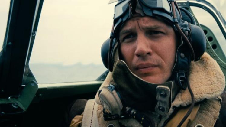 Im Kriegsfilm „Dunkirk“ gibt der Pilot Farrier (Tom Hardy) den von den Nazis eingekesselten Franzosen Feuerschutz. 