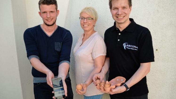 Haben schnell eine App entwickelt, mit der belastete Eier erkannt werden können: (von links) Gerrit Klasen, Christiane Uhlir und Dr. Sven Abels von Abelssoft/Ascora aus Ganderkesee. 
