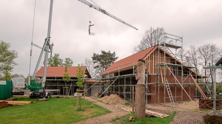 Der Neubau des Bienenzentrums Imme in Haren-Wesuweermoor kommt gut voran. 
