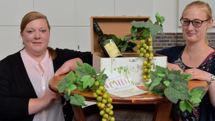 Freuen sich auf das Delmenhorster Weinfest (v.li.): Claudia Schnier und Pia Jesussek von der Delmenhohorster Wirtschaftsförderungsgesellschaft. 