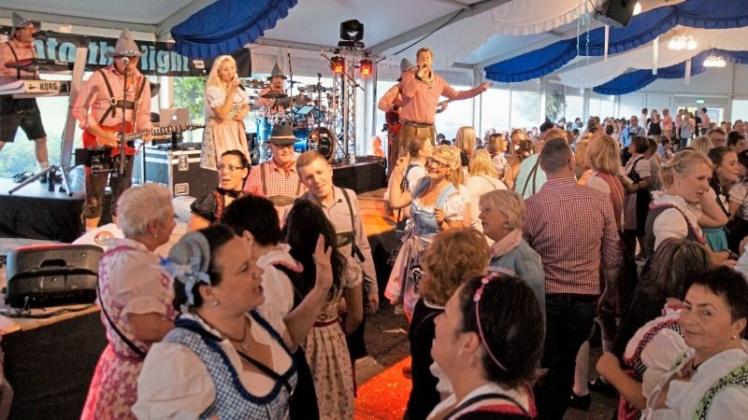 In Dirndln und Lederhosen hat das Delmenhorster Partyvolk im Festzelt vor der Divarena Oktoberfest gefeiert. In Dirndln und Lederhosen hat das Delmenhorster Partyvolk im Festzelt vor der Divarena Oktoberfest gefeiert.