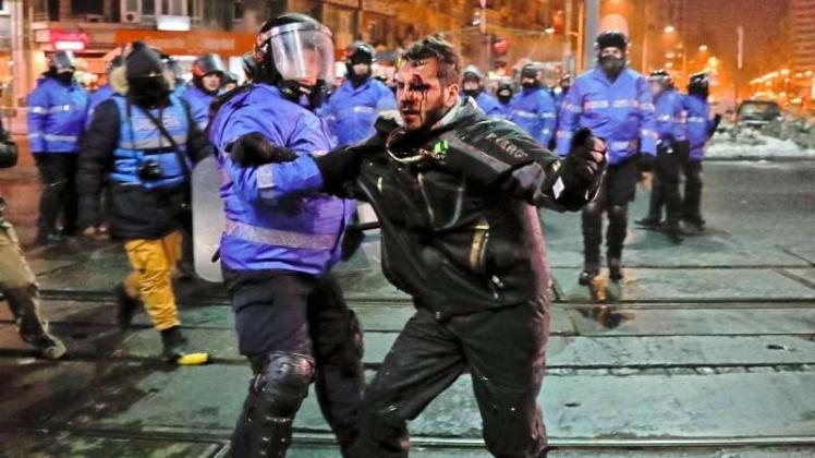 Rumänische Bereitschaftspolizisten nehmen in Bukarest einen Mann fest. Vor dem Regierungssitz ist es bei einer Demonstration zu gewaltsamen Zusammenstößen gekommen. 