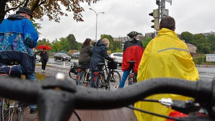 Kreuzungen, wie hier an der Stedinger Straße, sind für Fahrradfahrer tückisch. Lange Wartezeiten oder unübersichtliche Fahrwege erschweren die Fahrt, erklärte der ADFC bei einer Radtour. 