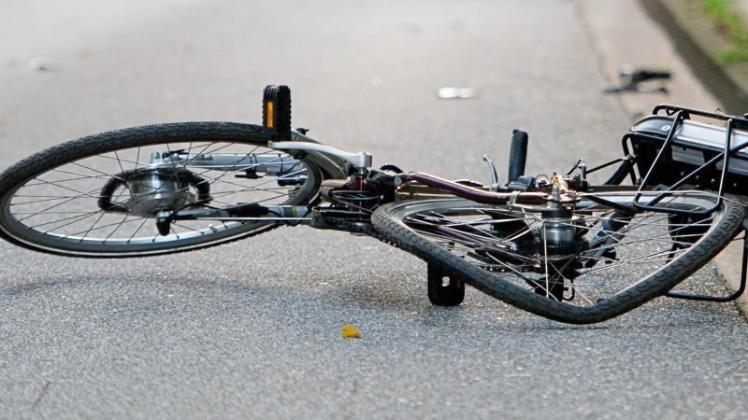 Bei einem Unfall auf Ganderkeseer Gemeindegebiet im Grenzbereich zur Gemeinde Hude ist ein Radfahrer angefahren und schwer verletzt worden. Symbolfoto: dpa