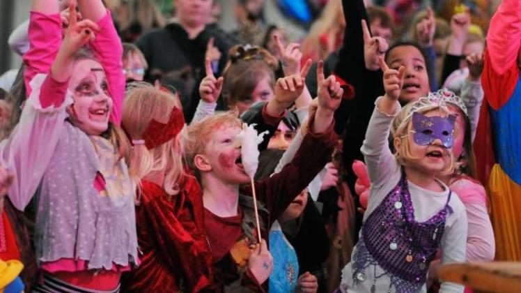 Begeisterte Nachwuchs-Narren: Auf dem Kinderkarneval des Papenburger Carnevals Vereins feiern die kleinen mit einem bunten Programm die fünfte Jahreszeit. 