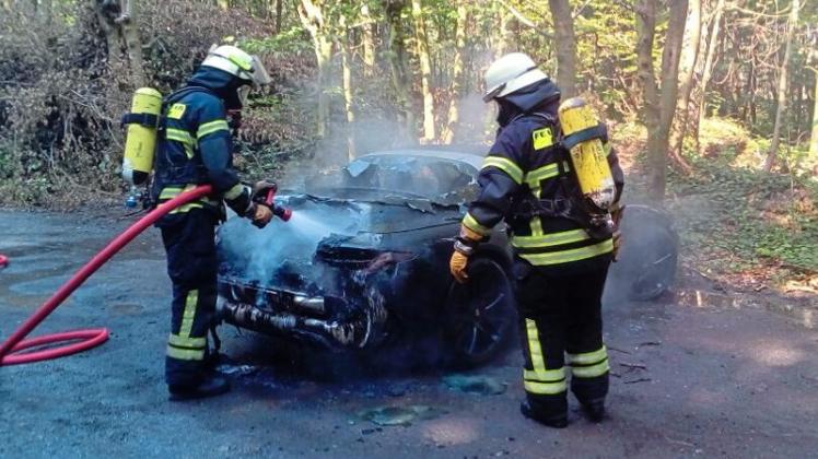 Ein Porsche 911 ist am Samstagnachmittag auf einem Parkplatz am Voltlager Damm in Ankum in Brand geraten. Die Polizei vermutet nach ersten Ermittlungen einen technischen Defekt. 