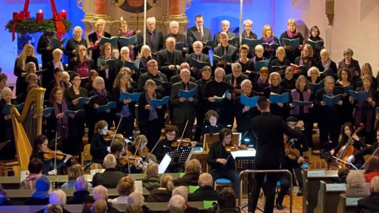 Die St. Cyprian-Kantorei sang zusammen mit Gästen in der St. Cyprian- und Corneliuskirche Ganderkesee, unterstützt vom Städtischen Orchester Delmenhorst. 