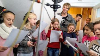 Professionelle Aufnahme: Zehn Kinder sangen im Tonstudio mit Frank Acker das Lied „Schneeflöckchen, Weißröckchen“ ein und konnten anschließend eine CD mit dem selbst gesungenen Song mit nach Hause nehmen. 