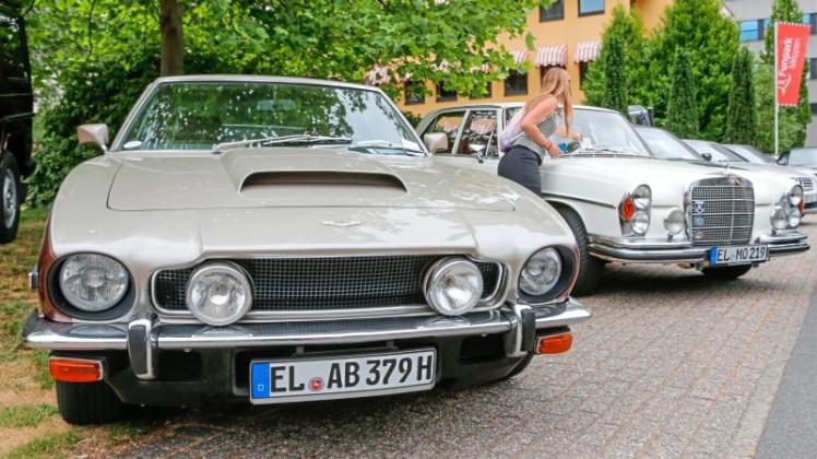 Ein Aston Martin aus den späten 1970ern mit weit über 300PS. Rechts daneben: Der Mercedes W108 aus den 1960ern, der bis 1972 gebaut wurde. 