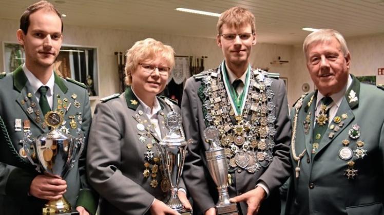 Heino Brackenhahn (von rechts) vom Ganderkeseer Schützenbund gratulierte bei der Siegerehrung Marc Bührmann und Birgit Tönjes sowie Christian Meyer, der für den SV Annenheide den Vereinspokal entgegennahm. 