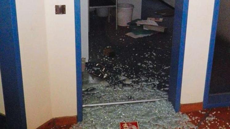 Eine verglaste Tür hat ein Täter im Schloss in Fürstenau bei seinem Einbruchsversuch zerstört. 