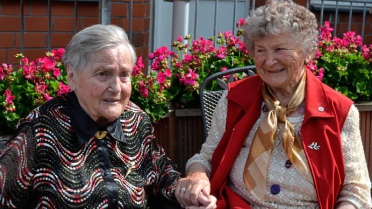 Im Wohnpark Am Fuchsberg seit 2016 wieder vereint: Marianne Weiss (l.) und Erna Hitschke feiern ihren 90. Geburtstag. 