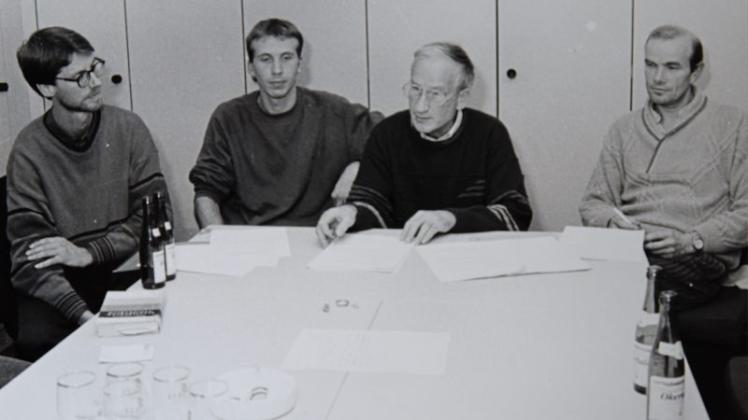Der erste Vorstand des LC 93 Delmenhorst: Im Oktober 1992 wurde Henry Grimm (Zweiter von rechts) zum Vorsitzenden des gerade gegründeten Vereins gewählt. Dem Gremium gehörten auch (von links) Sportwart Wilfried Caarls, Kassenwart Stephan Kaltenstein und der stellvertretende Vorsitzende und Schriftführer Reinhard Klimt an. 