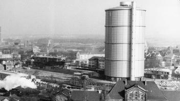Der große Gasometer stand von 1955 bis 1972 auf dem Stadtwerkegelände Alte Poststraße/Luisenstraße. Mit seinen 75 Metern war er noch neun Meter höher als das 1974 gebaute Iduna-Hochhaus. Im Vordergrund der Hannoversche Bahnhof. 
