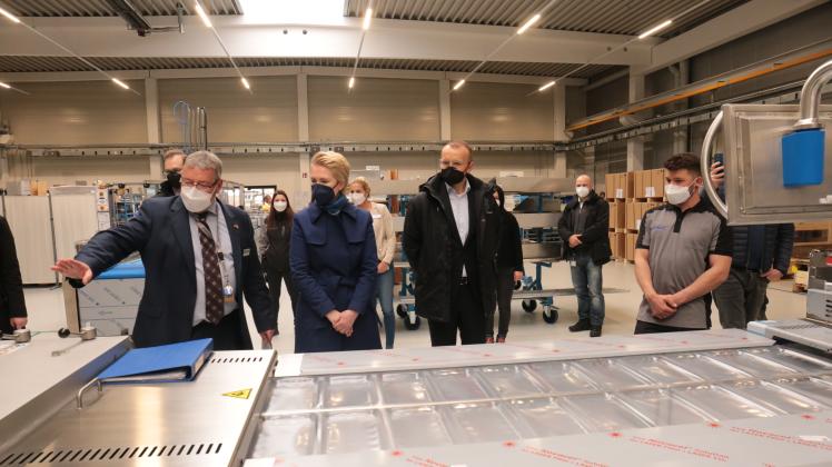 Ministerpräsidentin Manuela Schwesig lässt sich bei Variovac in Zarrentin eine Verpackungsmaschine erklären