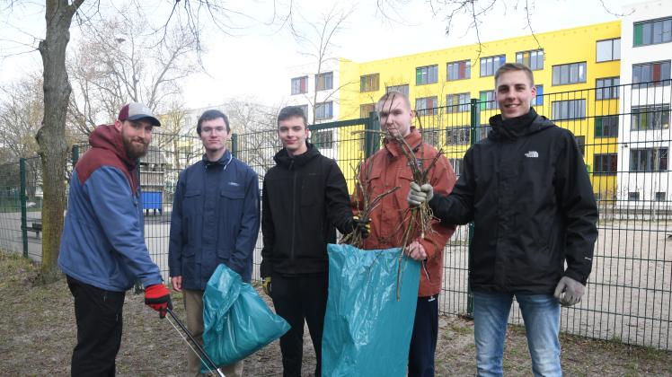 Handballer vom PHC Wittenberge sammeln im Allendegebiet Müll.