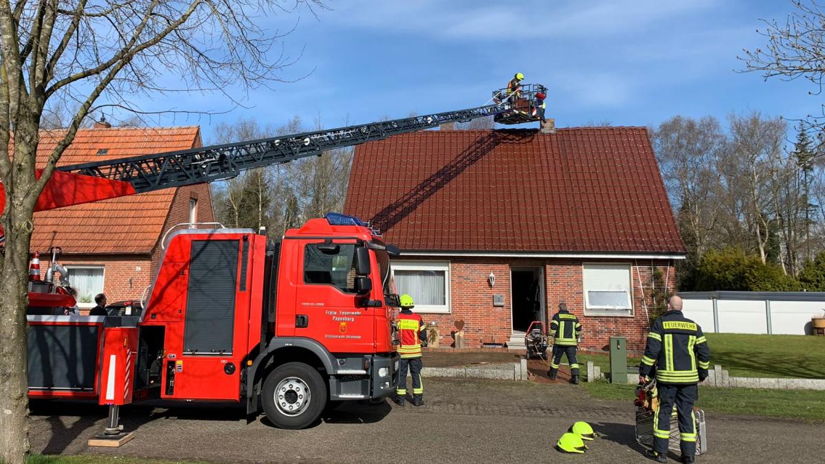 Feuerwehr in Papenburg muss brennenden Schornstein löschen | NOZ