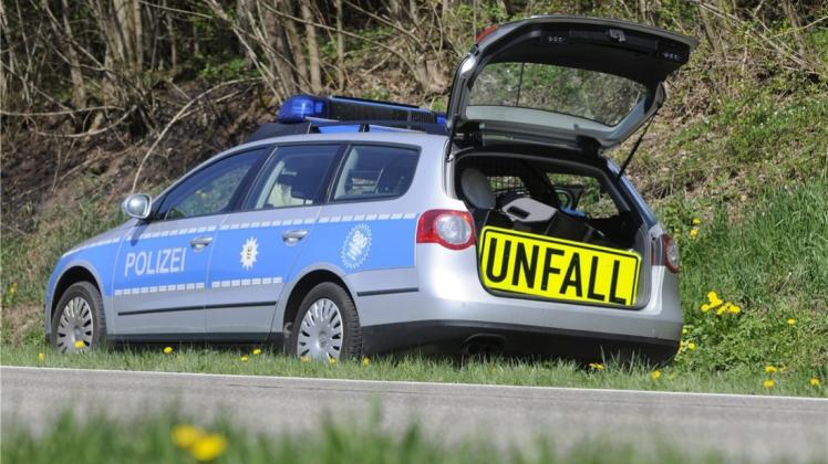 Ein Porschefahrer ist mit seinem neuen Gefährt auf der A1 mit einer Schutzplanke kollidiert. Der Schaden beläuft sich laut Polizei auf 30.000 Euro. Symbolfoto: imago stock&amp;people