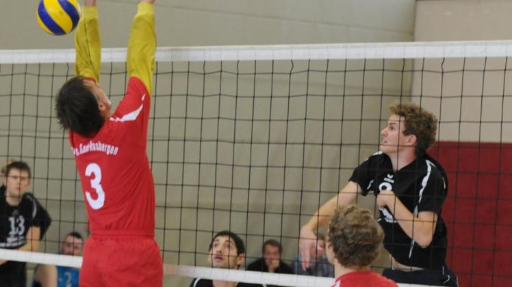 Hofft auf einen Sieg beim Spitzenreiter Buxtehude: Christian Carus (rechts), Mittelblocker des Volleyball-Oberligisten VG Delmenhorst-Stenum, den seine Mannschaftskameraden nur „Wolle“ rufen. Hofft auf einen Sieg beim Spitzenreiter Buxtehude: Christian Carus (rechts), Mittelblocker des Volleyball-Oberligisten VG Delmenhorst-Stenum, den seine Mannschaftskameraden nur „Wolle“ rufen.