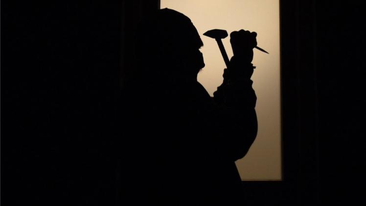 Am Donnerstagabend gegen 21.40 Uhr gelangten Einbrecher durch ein Fenster in ein Einfamilienhaus an der Straße Alter Sportplatz in Hude. Symbolfoto: Patrick Seeger/dpa Am Donnerstagabend gegen 21.40 Uhr gelangten Einbrecher durch ein Fenster in ein Einfamilienhaus an der Straße Alter Sportplatz in Hude. Symbolfoto: Patrick Seeger/dpa