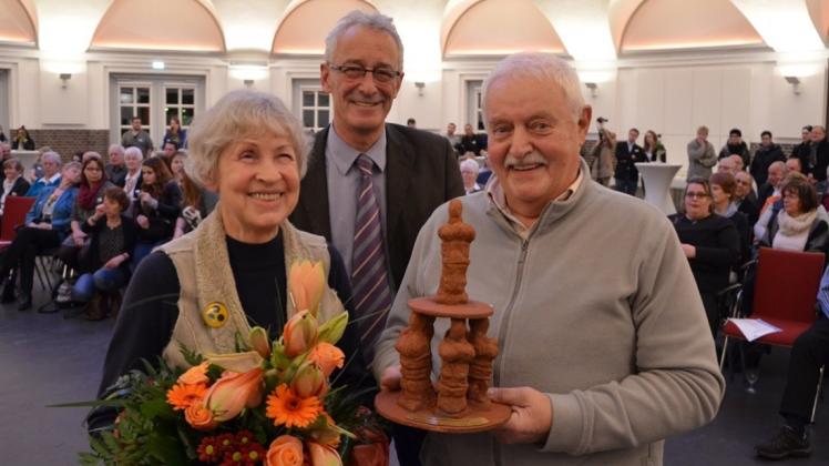 Die Sieger des Jahres 2015: Antje und Jürgen Wenzel von der Hörzeitung Delmenhorst wurden von Oberbürgermeister Axel Jahnz (Mitte) geehrt. 