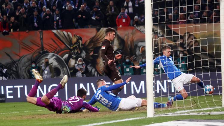 Der Moment unmittelbar vor dem goldenen Tor durch Nico Neidhart beim 1:0-Sieg des FC Hansa Rostock gegen den FC St. Pauli in der 2. Fußball-Bundesliga