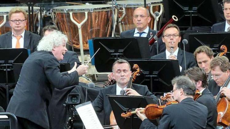 Sir Simon Rattle (l) 2013 beim Waldbühnen-Konzert der Berliner Philharmoniker. 