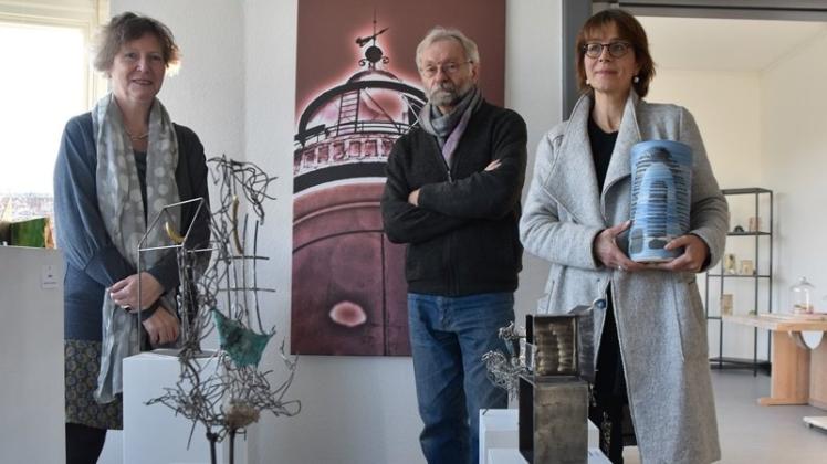 Metall, Fotos und Keramik: Elisabeth Schuller-Köster, Gerd Battermann und Marianne Pipping-Rabe (von links) stellen im Haus Berger aus. 