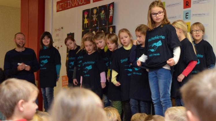 Stellten sich gestern den kritischen Fragen ihrer Mitschüler: die ersten Streitschlichter der Grundschule Heide um Sozialarbeiter Stefan Diekmeyer. 
